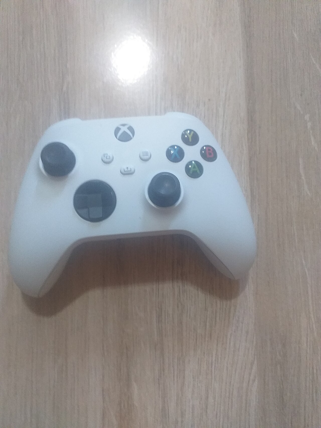 Controle Xbox, plataforma onde Beast of Reincarnation chega via Game Pass