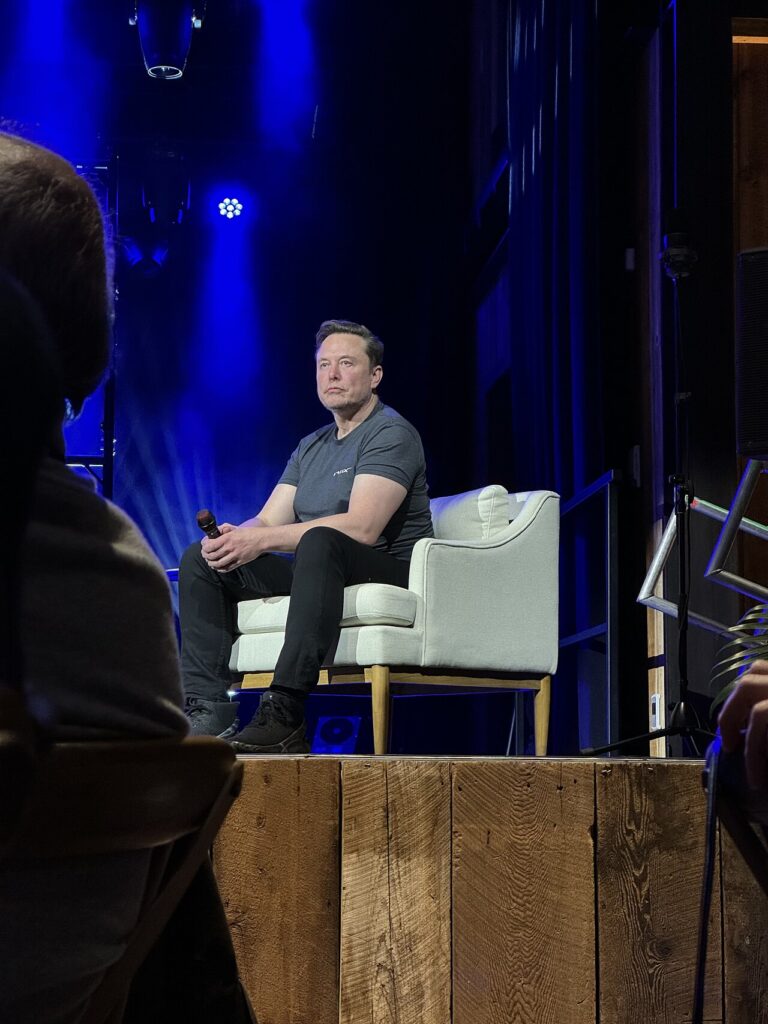 Dispositivo de IA da SpaceX: o gadget mais fino que o iPhone que Elon Musk mostrou (e depois negou)