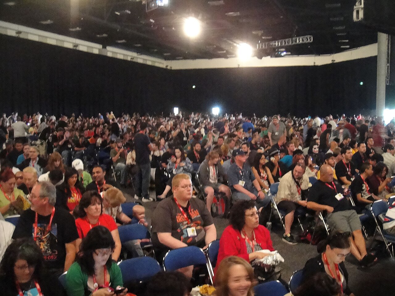 Público lotando a Hall H na San Diego Comic-Con