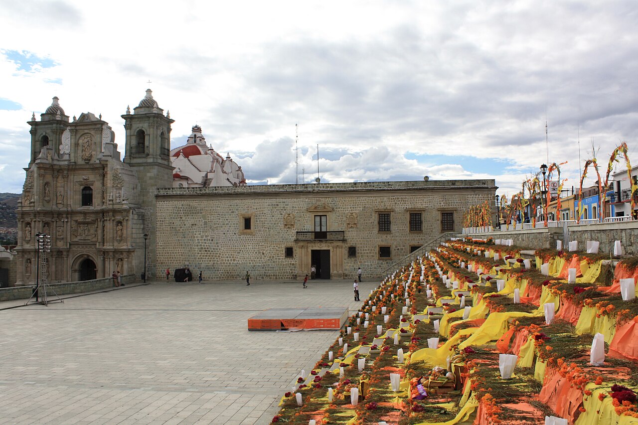 Altar tradicional de Día de Muertos em Oaxaca, no México, com flores e velas