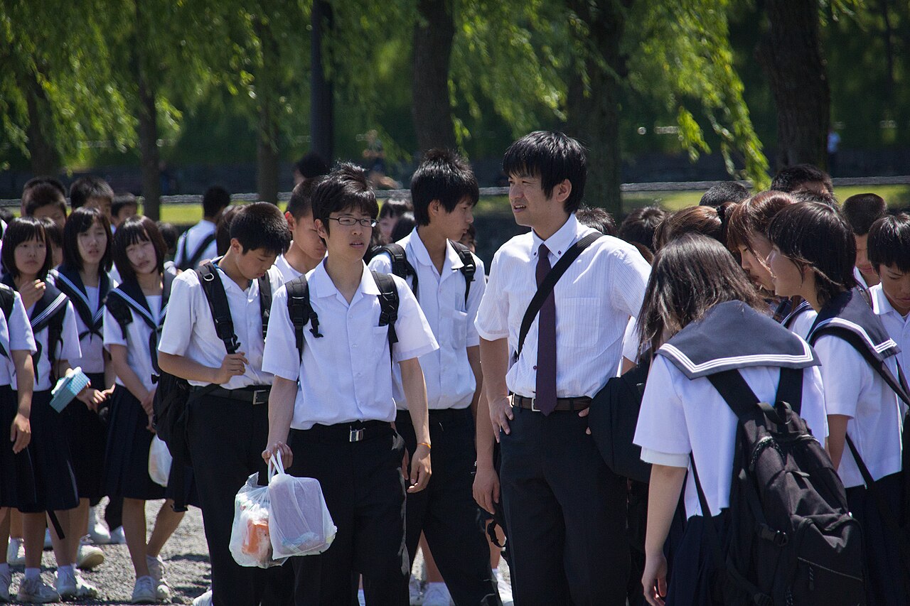 Estudantes japoneses de uniforme escolar em passeio em Tóquio