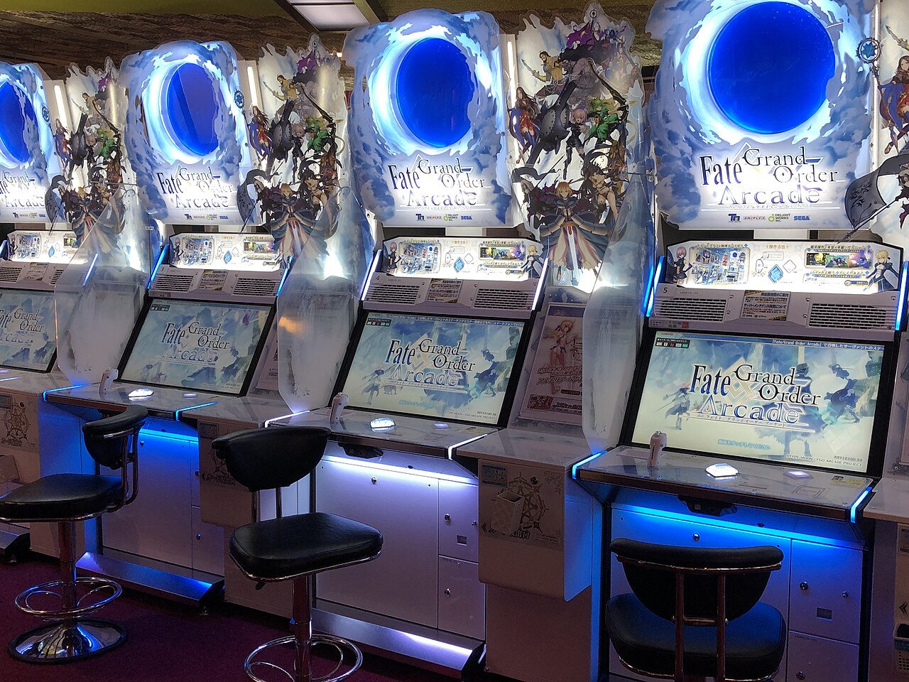 Máquinas de arcade de Fate/Grand Order em evento no Japão