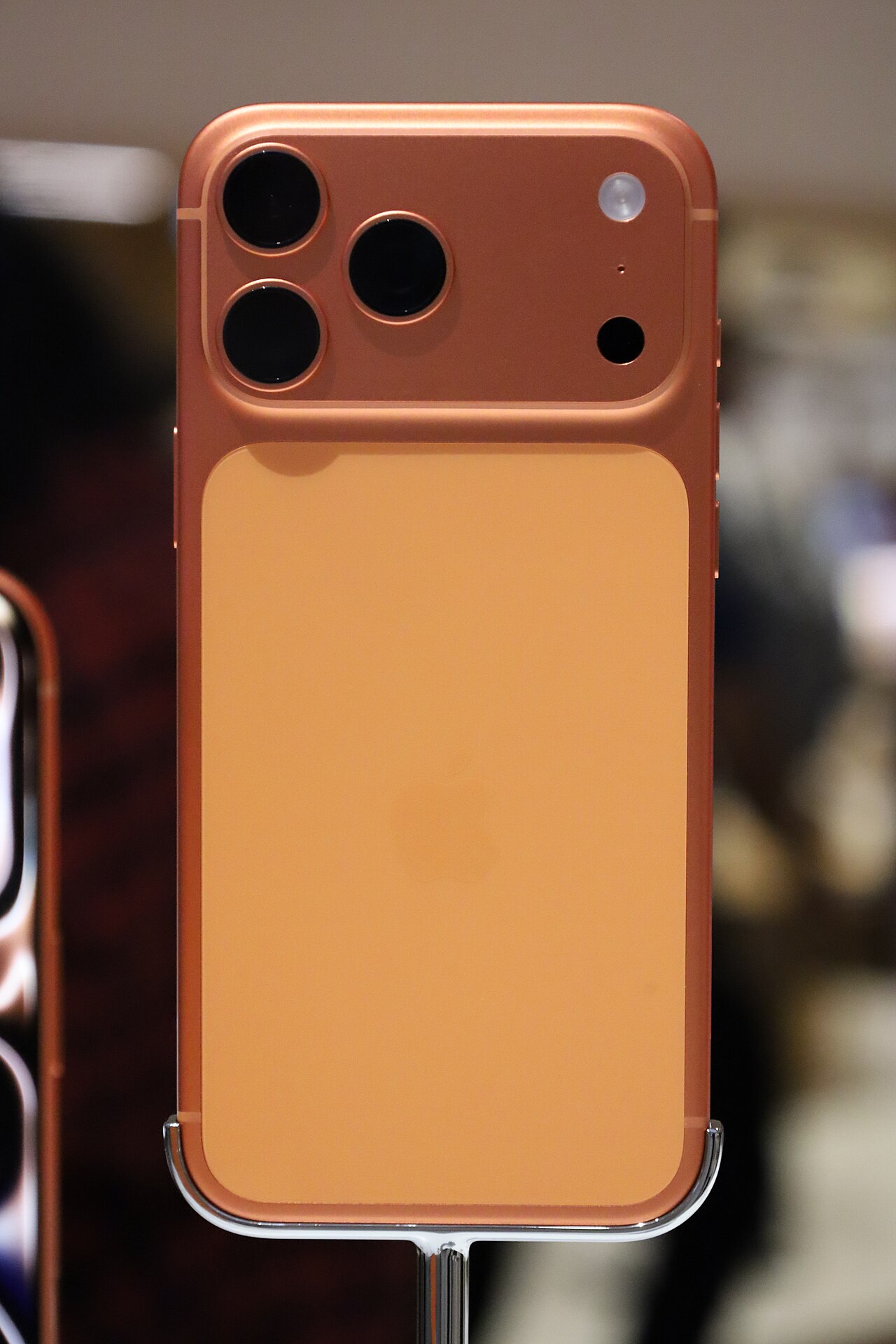 iPhone 17 Pro Max na cor Cosmic Orange