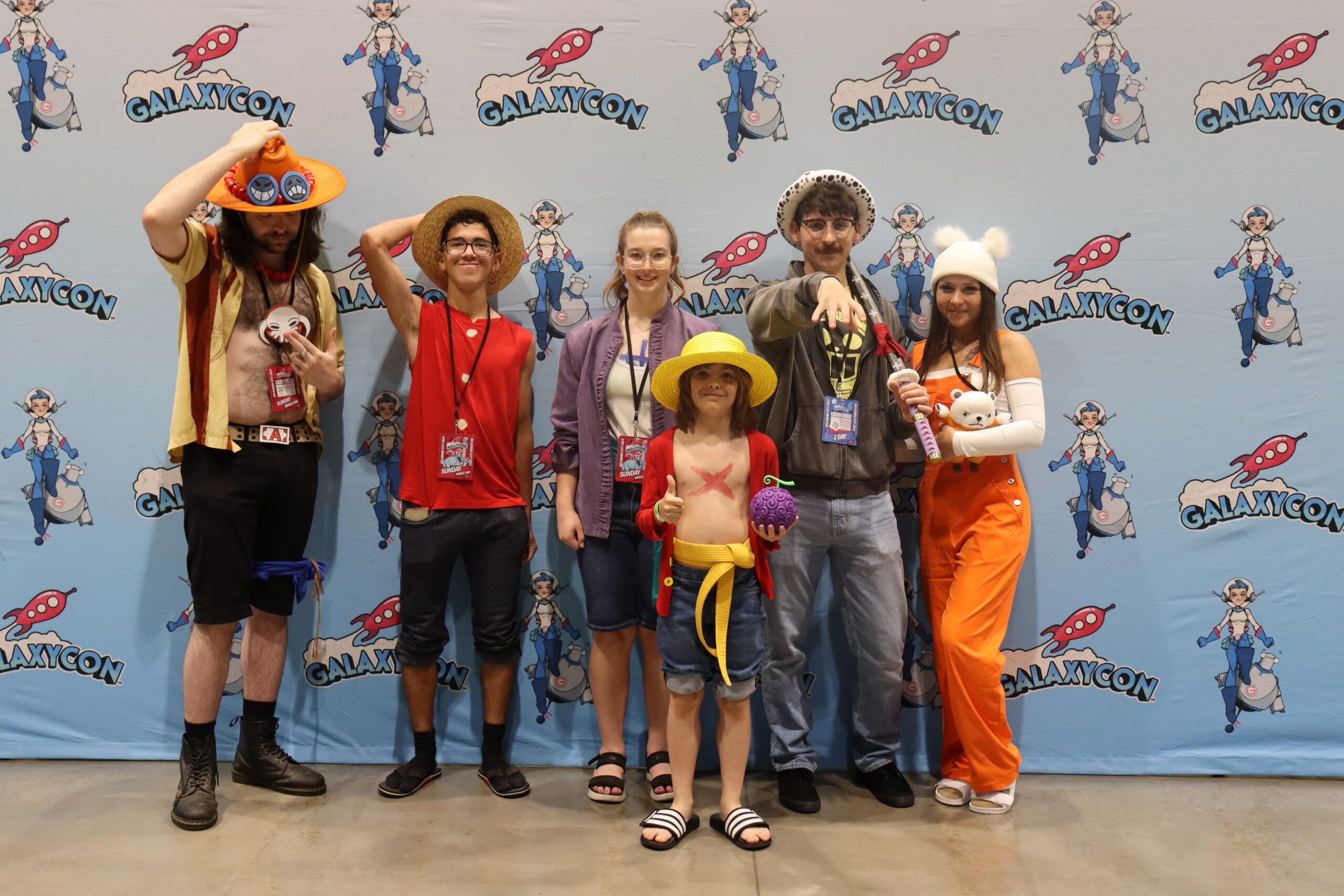 Cosplayers de One Piece reunidos em evento