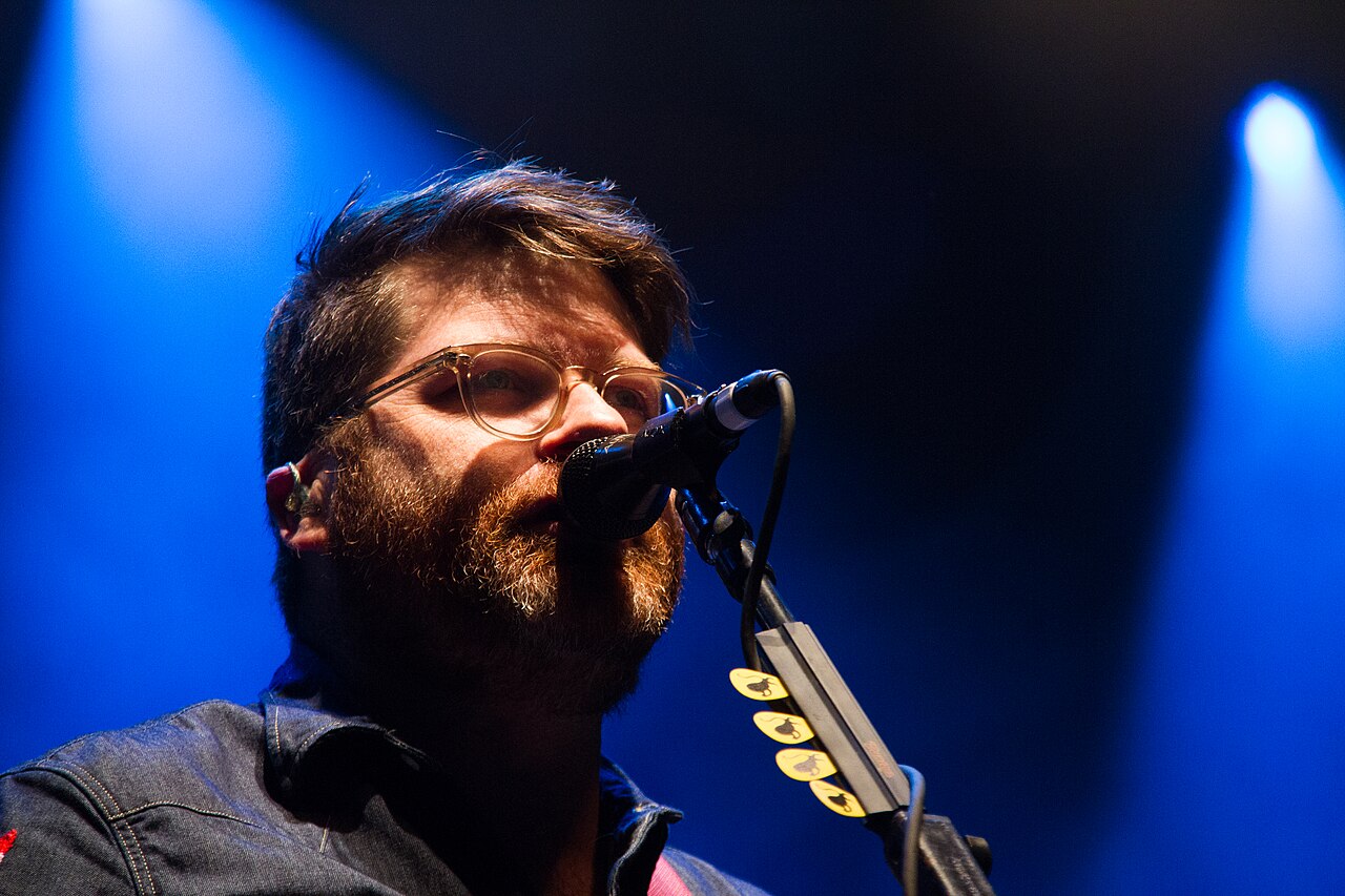 Colin Meloy, vocalista do The Decemberists e autor de Wildwood, tocando ao vivo