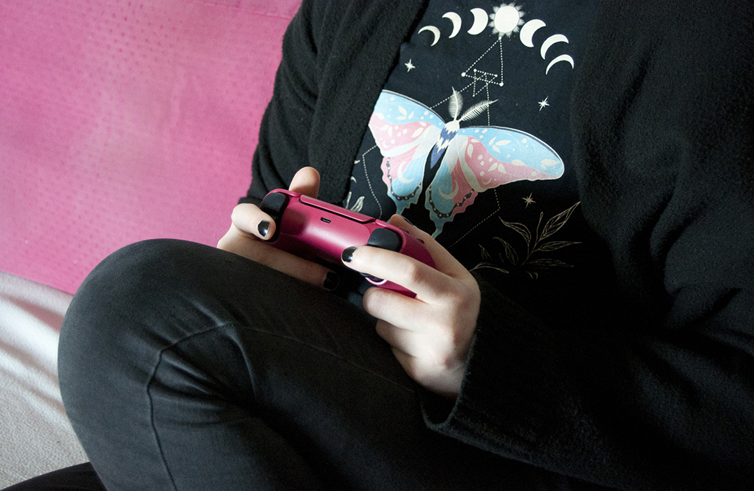 InclusiveGameLab Person-with-PS5-Controller 01 CC-BY-SA